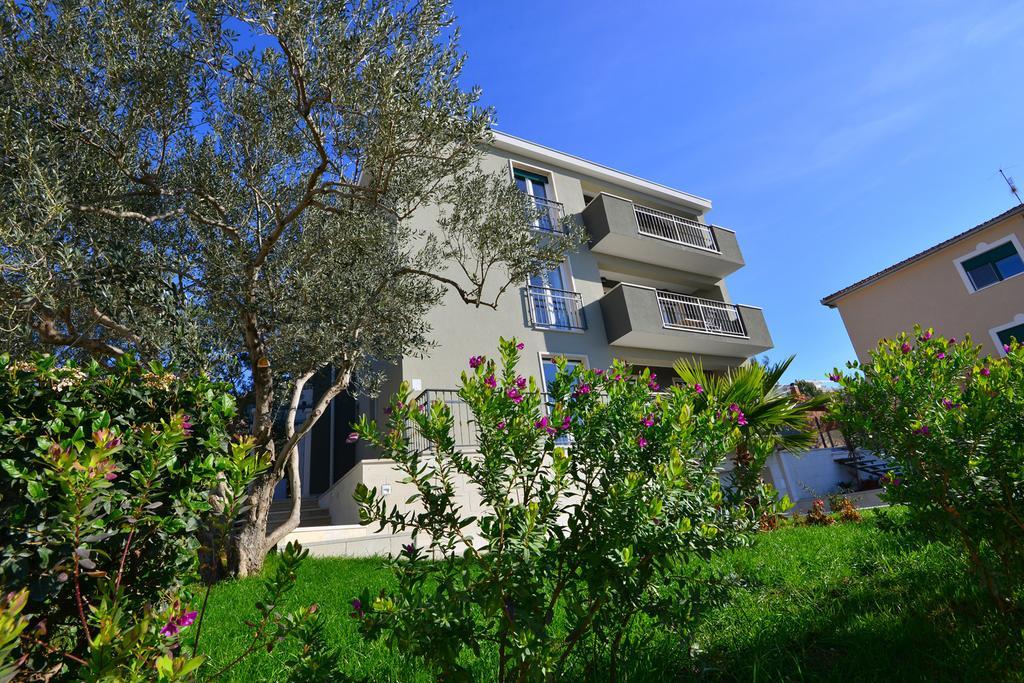 Apartments Villa Coratina Trogir Exteriör bild
