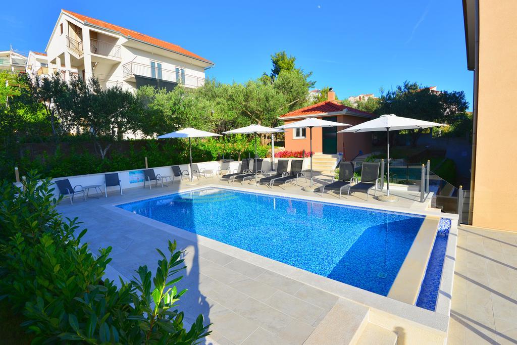 Apartments Villa Coratina Trogir Exteriör bild